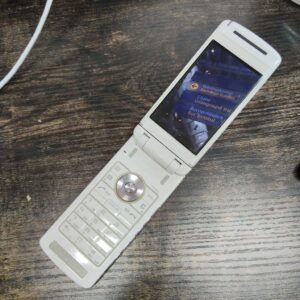 データ削除後に買取した白色の折りたたみガラケー