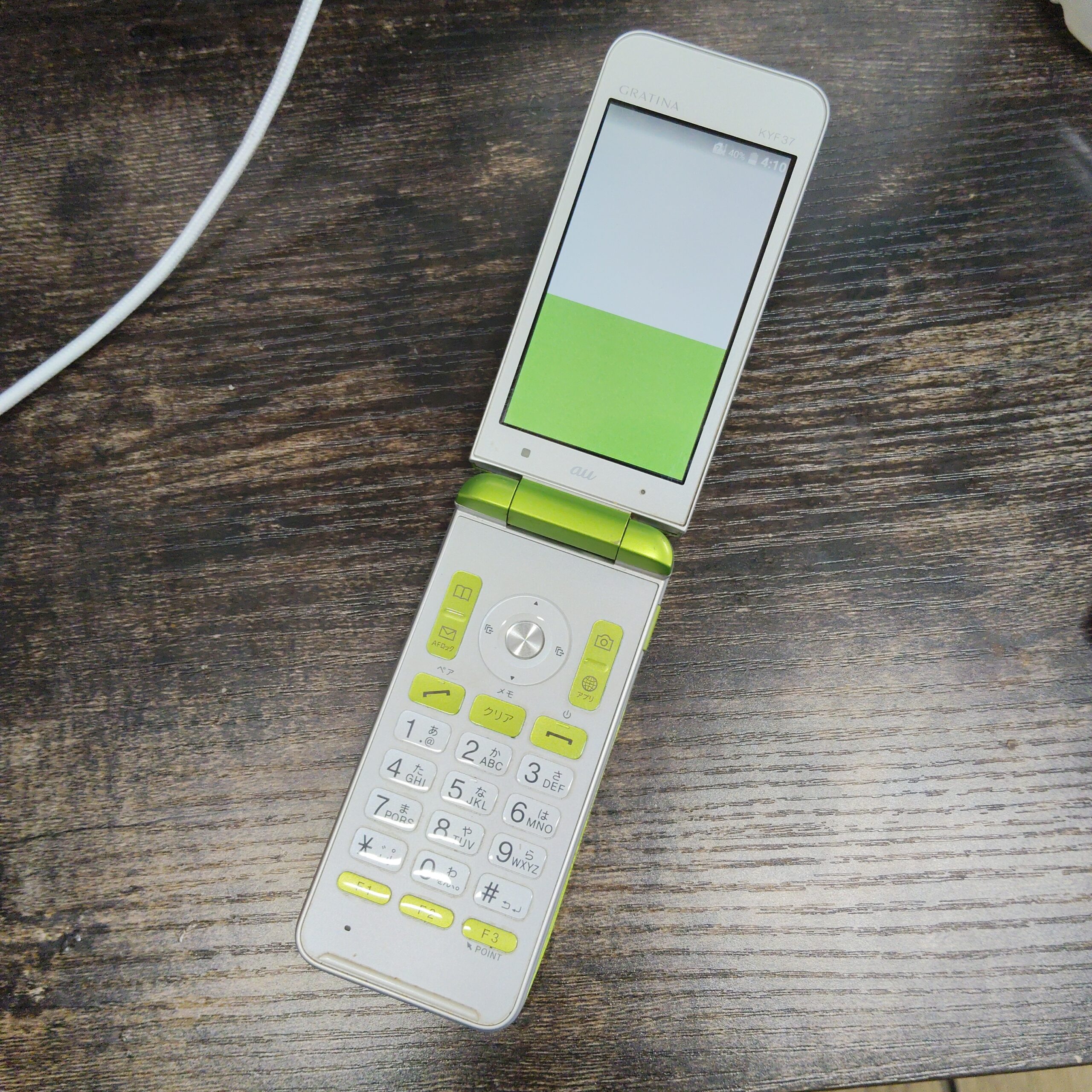 データ削除後に買取した白と緑のガラケー